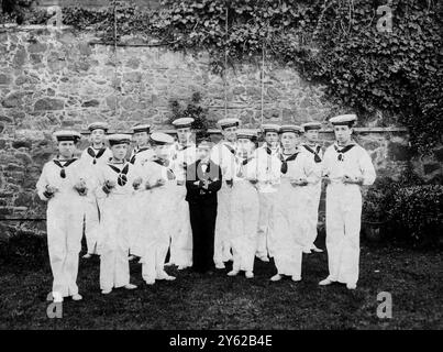 ARCHIVBOX 6 ARC 0205 REFERENZ: 001504 BARNARDO`S MUSICAL BOYS DATUM : C 1895 DIE "A " BAND MUSICAL BOYS, DIE IHREN HORNPFEIFENTANZ AUFFÜHREN . DIESE JUNGS KAMEN WAHRSCHEINLICH AUS DEM TEIGHMORE-HAUS AUF JERSEY. MUSIK Stockfoto